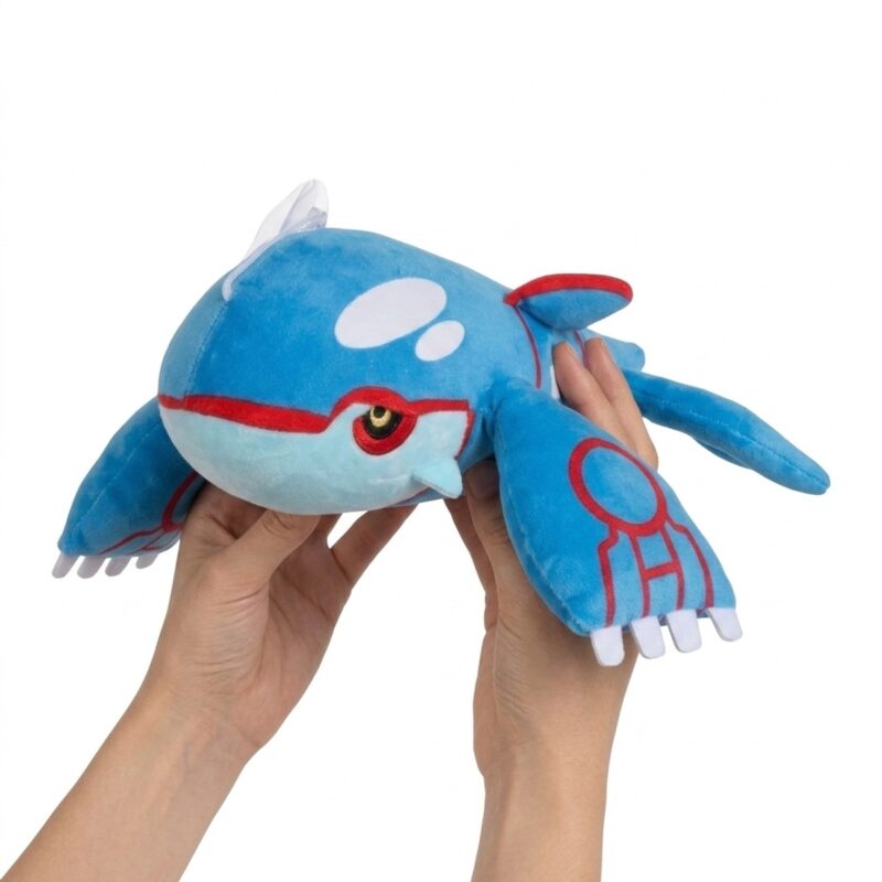 Kyogre Peluche sostenida en las manos