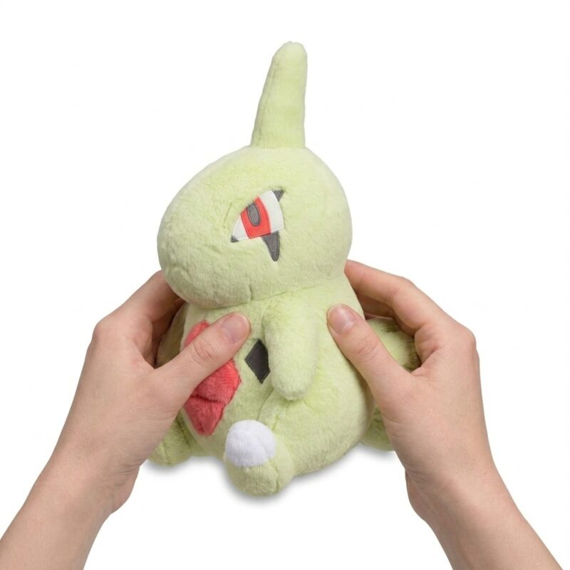 Larvitar Peluche sostenida en las manos