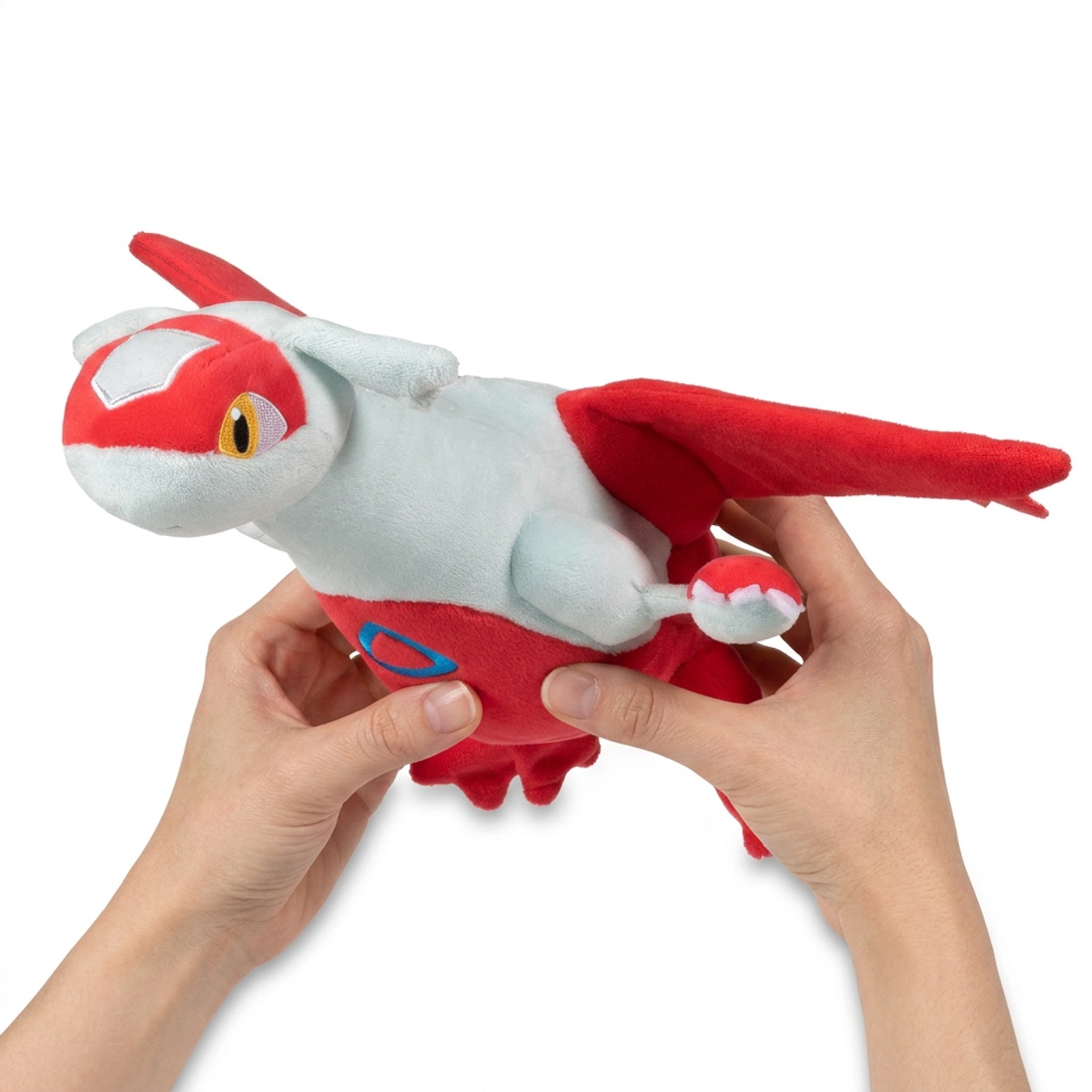 Latias Peluche sostenida en las manos
