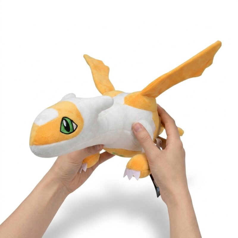 Latias Shiny Peluche sostenida en las manos
