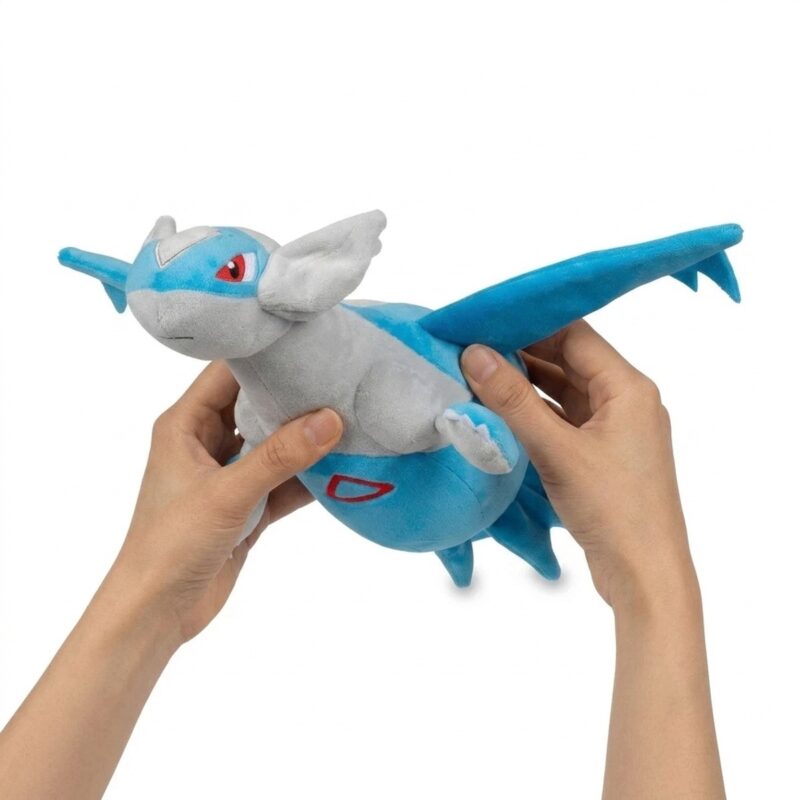 Latios Peluche sostenido en las manos