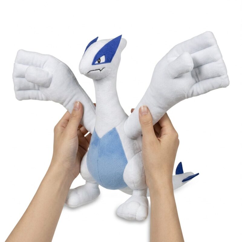 Lugia Peluche sostenida en las manos