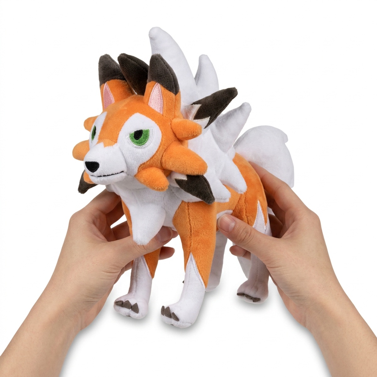 Peluche Lycanroc Crepuscular sostenida en las manos