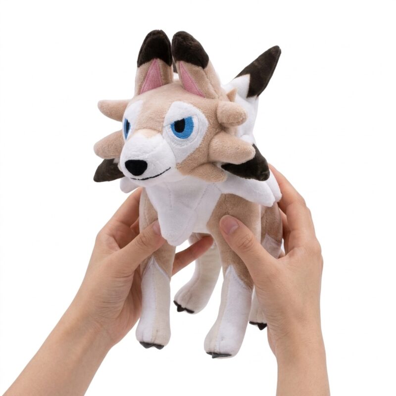 Lycanroc Peluche sostenida en las manos