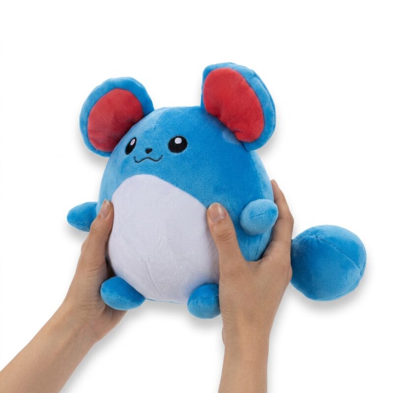 Marill Peluche sostenido en las manos