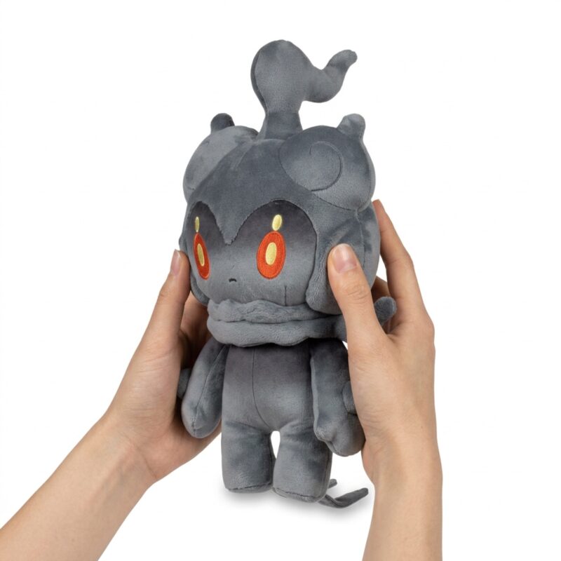 Marshadow Peluche sostenido en las manos