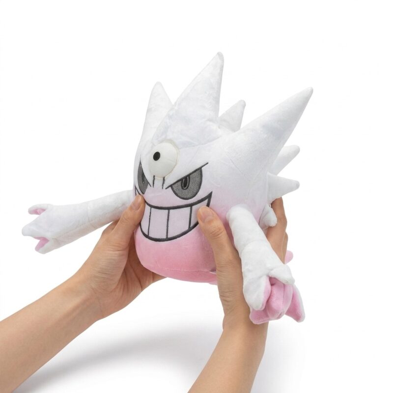 Peluche Mega Gengar sostenida en las manos