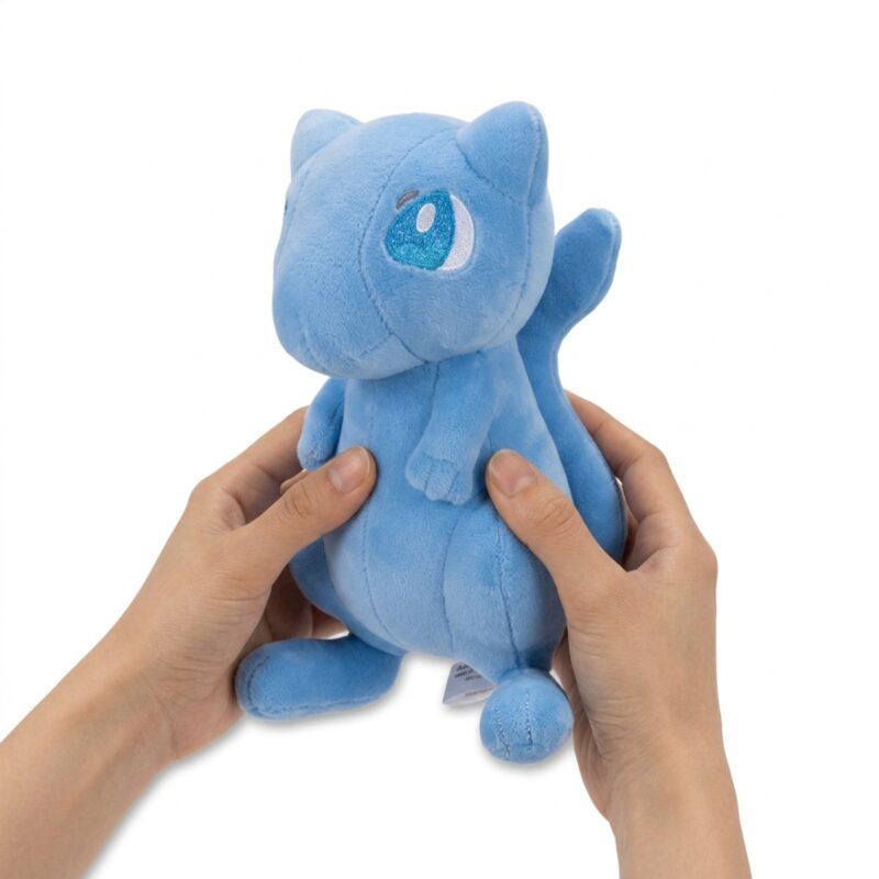 Mew Shiny Peluche sostenida en las manos