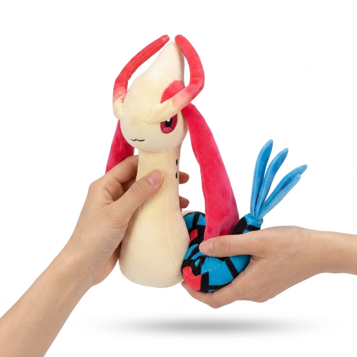 Milotic Peluche sostenida en las manos