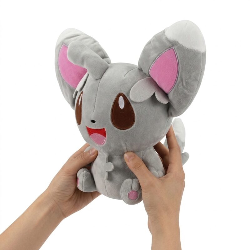 Minccino Peluche sostenido en las manos