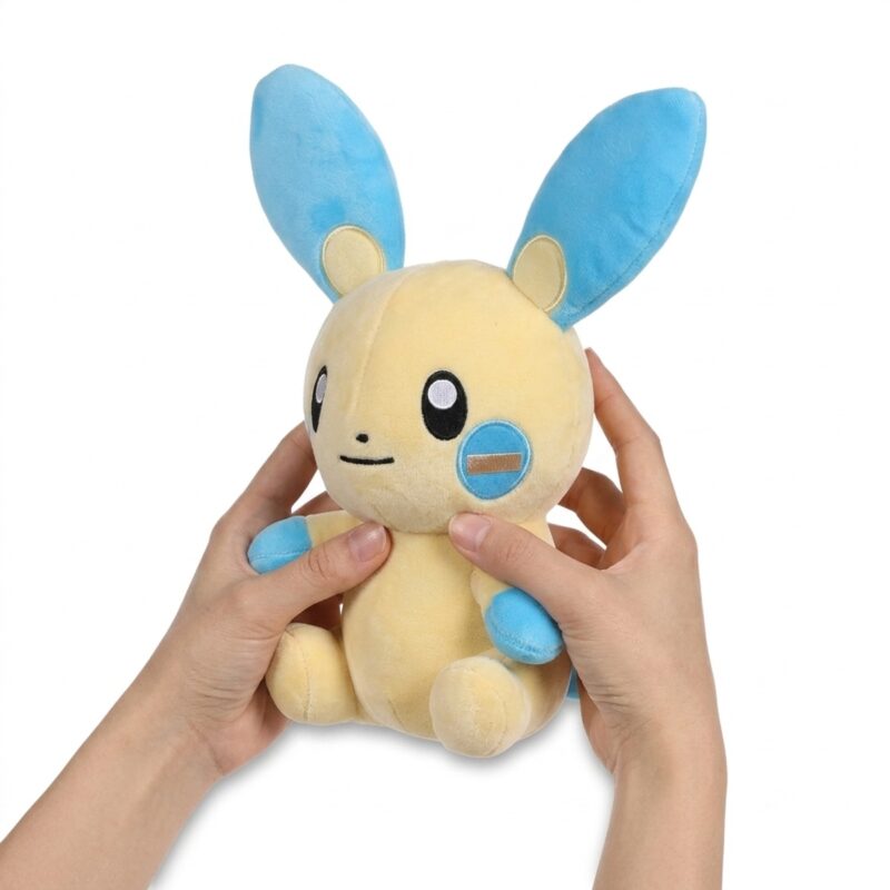Minun Peluche sostenido en las manos