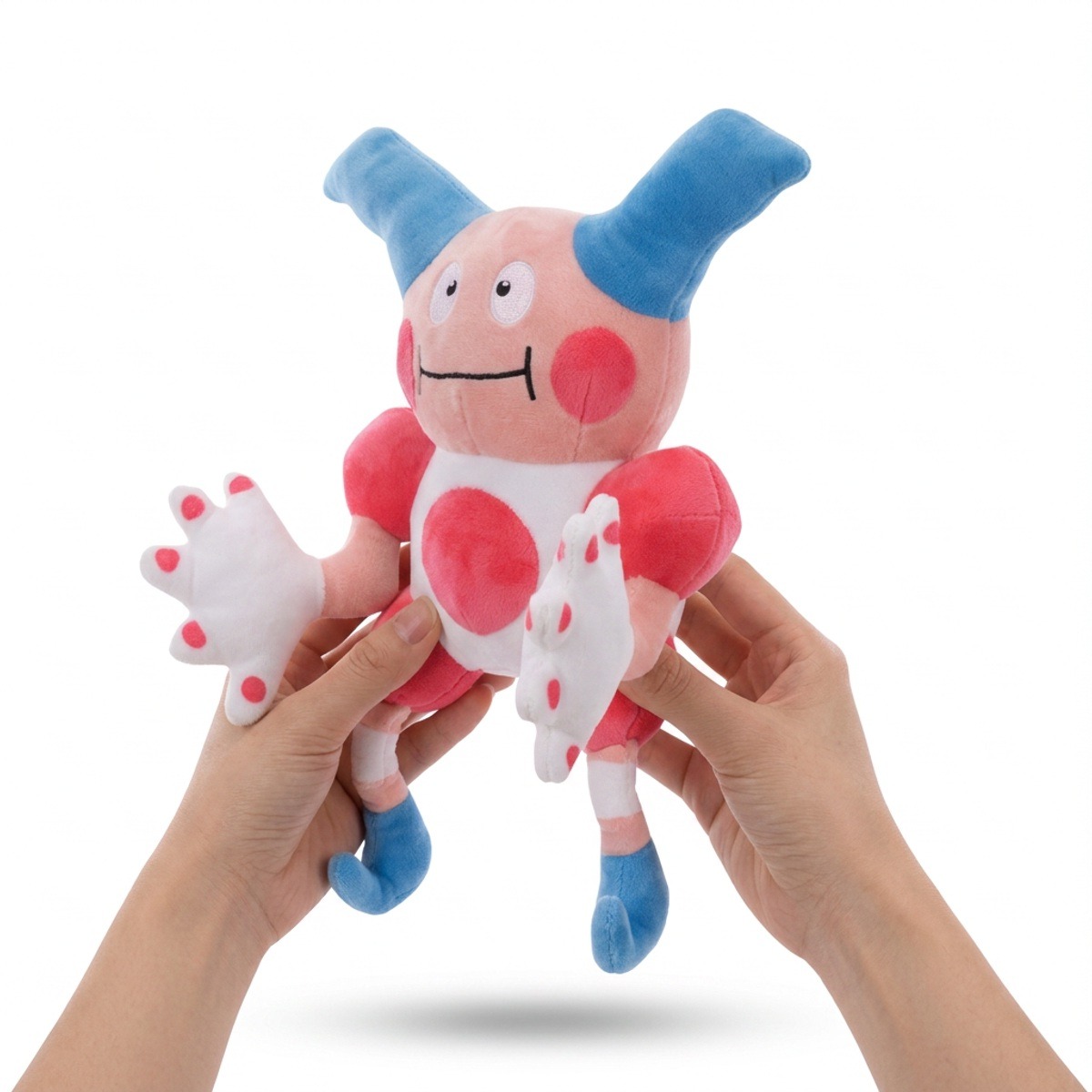 Mr. Mime Peluche sostenida en las manos