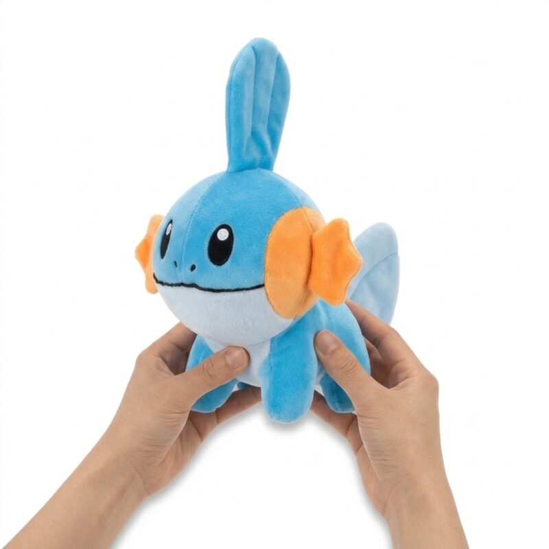 Mudkip Peluche sostenido en las manos
