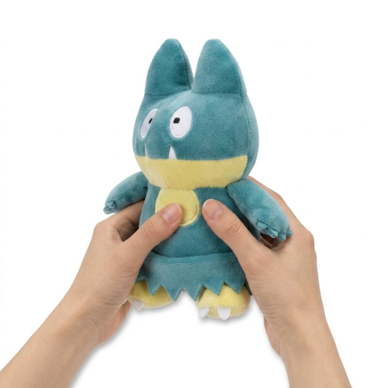 Munchlax Peluche sostenido en las manos