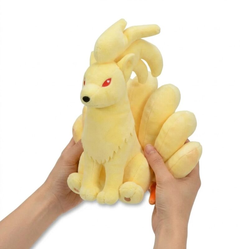 Ninetales Peluche sostenido en las manos