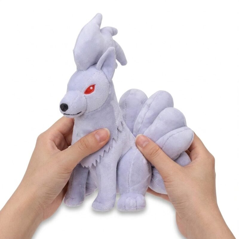 Ninetales Shiny Peluche sostenida en las manos