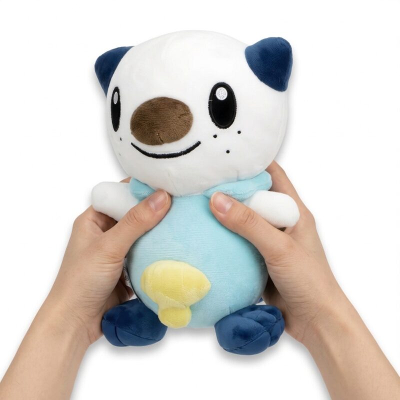 Oshawott Peluche sostenida en las manos