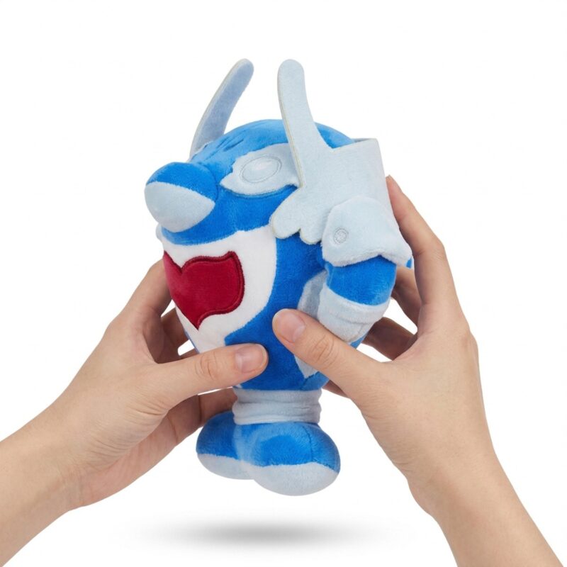 Palafin Peluche sostenida en las manos