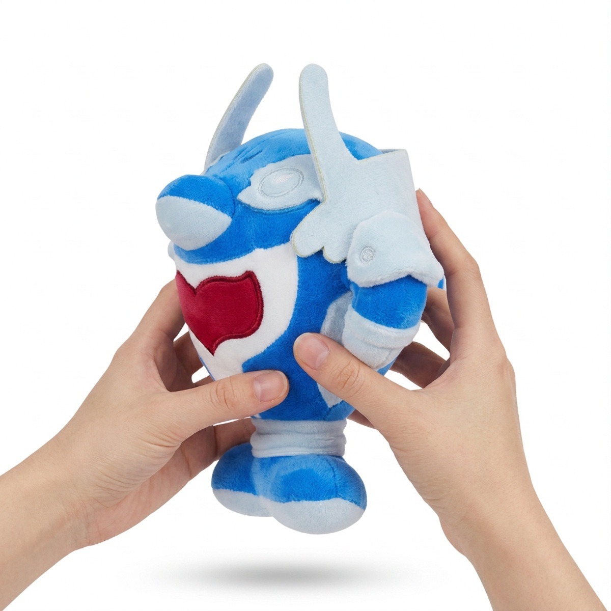 Palafin Peluche sostenida en las manos