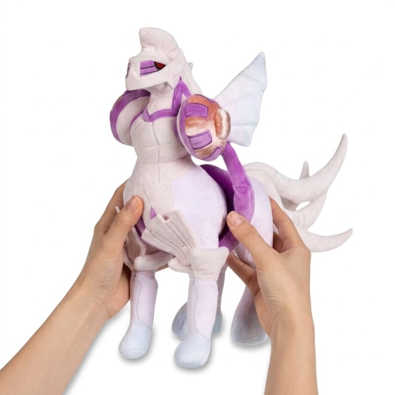Palkia Peluche sostenida en las manos