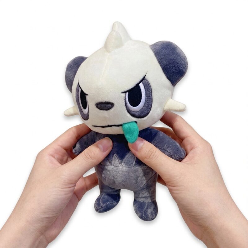 Pancham Peluche sostenido en las manos