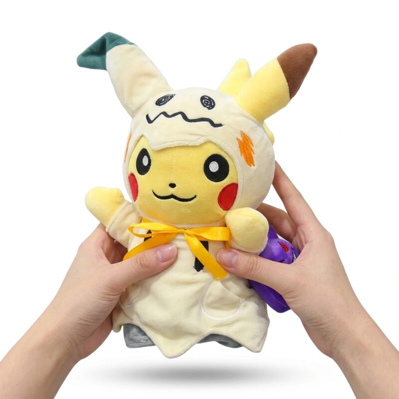 Peluche Pikachu Mimikyu sostenida en las manos