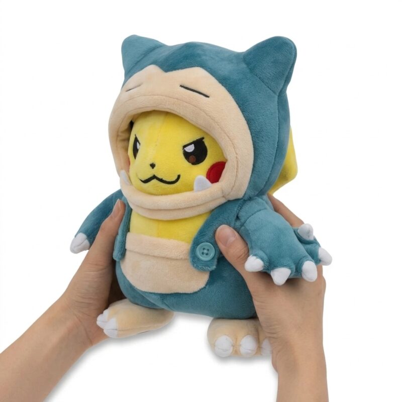 Peluche Pikachu Snorlax en las manos