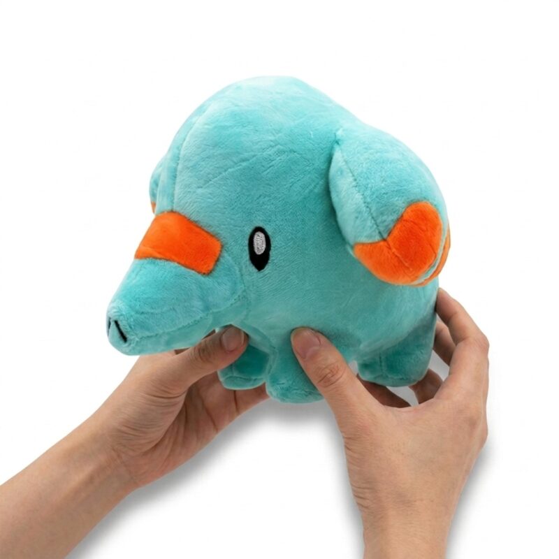 Phanpy Peluche sostenida en las manos