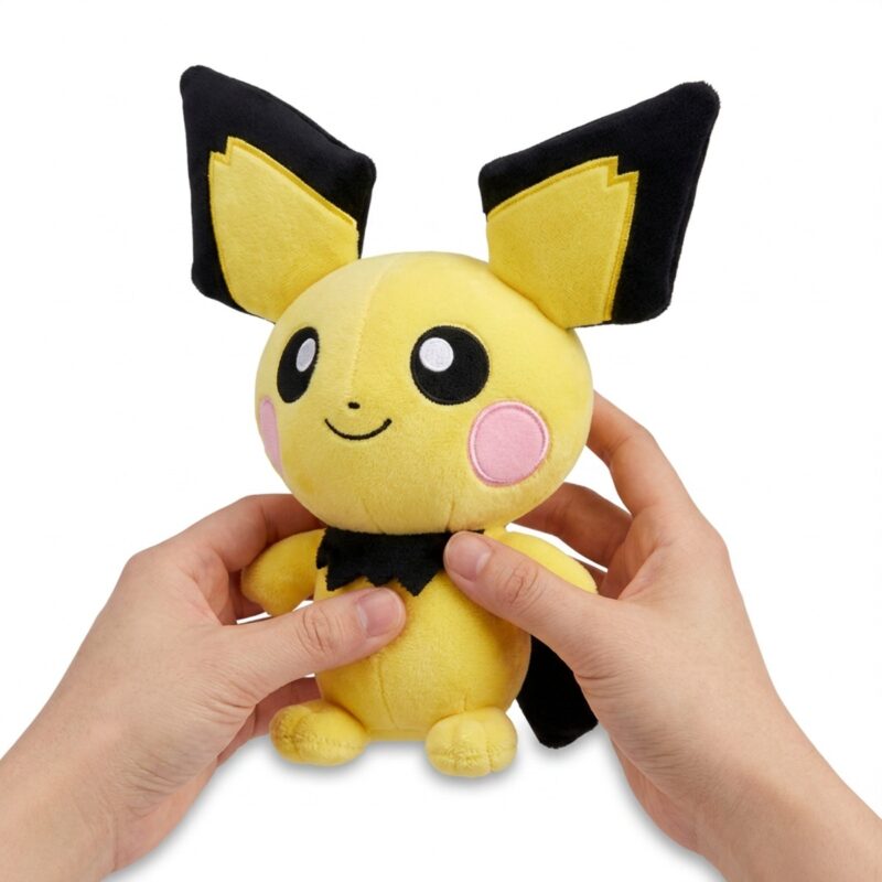 Pichu Peluche en las manos