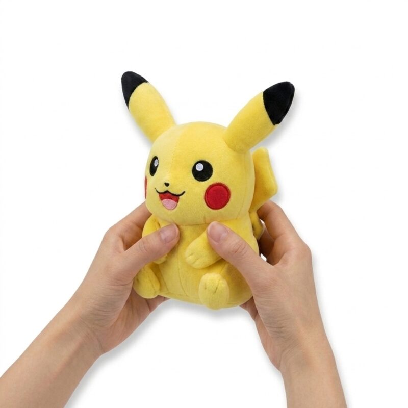 Peluche Pikachu Feliz sostenido en las manos