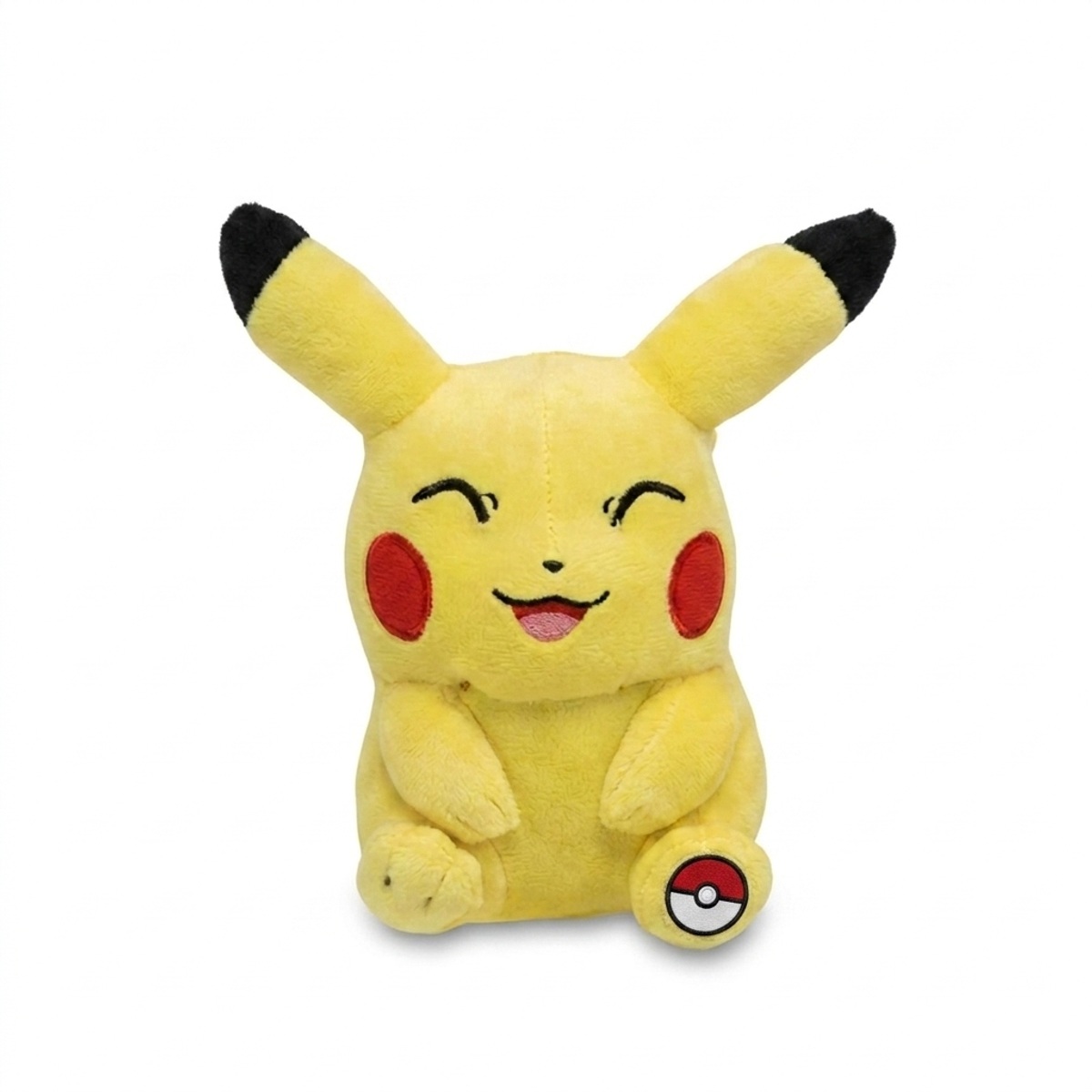 Pikachu Peluche con insignia que prueba la autenticidad del producto.