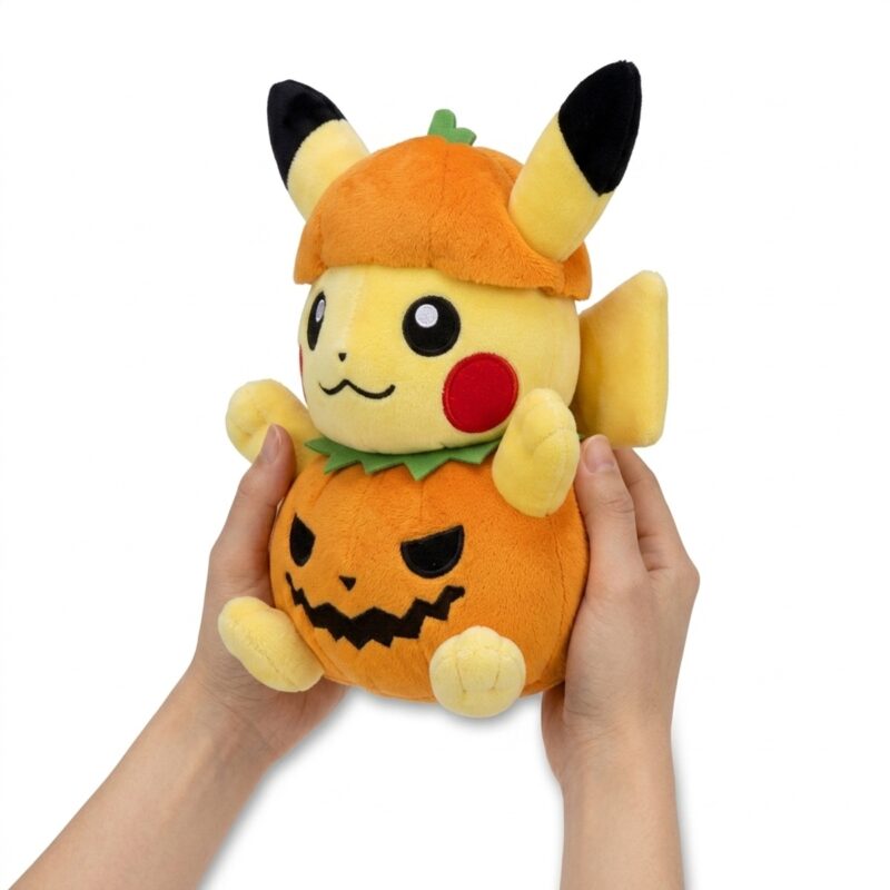 Pikachu Halloween Peluche sostenido en las manos