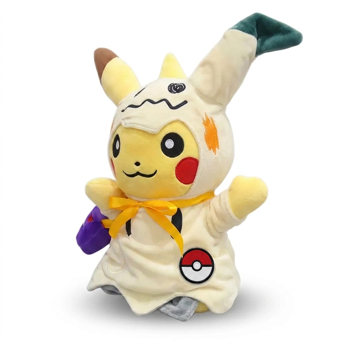 Pikachu Peluche con insignia que prueba la autenticidad del producto.