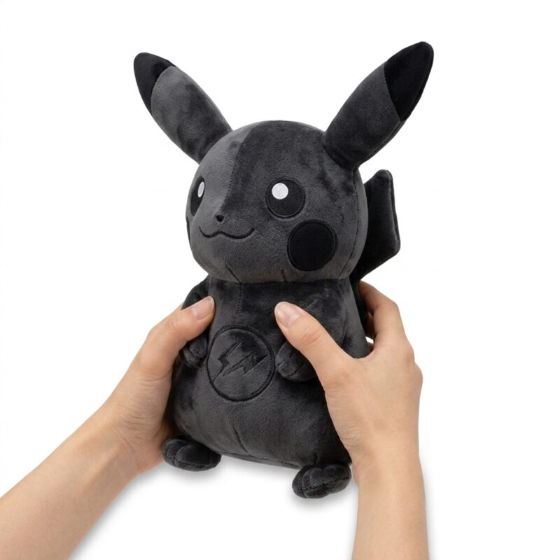 Peluche Pikachu Negro sostenido en las manos