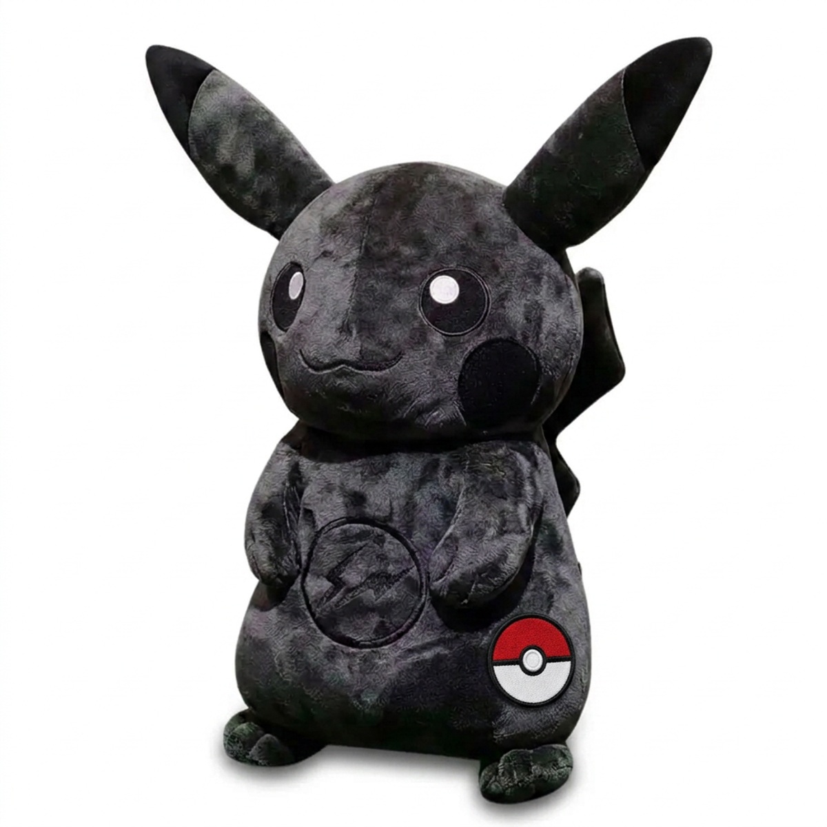 Pikachu Peluche con insignia que prueba la autenticidad del producto.