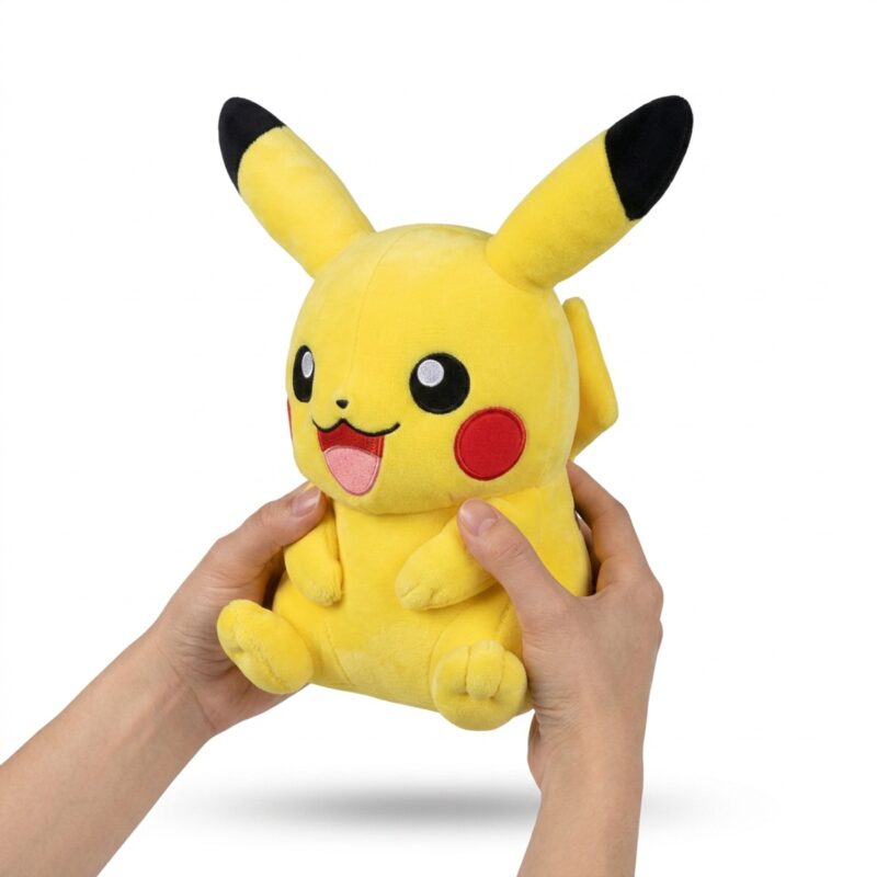 Pikachu Peluche Pequeña sostenida en las manos