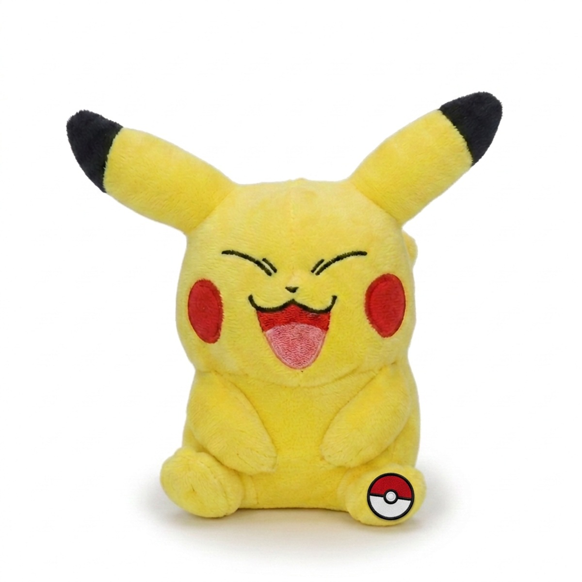 Pikachu Peluche con insignia que prueba la autenticidad del producto.