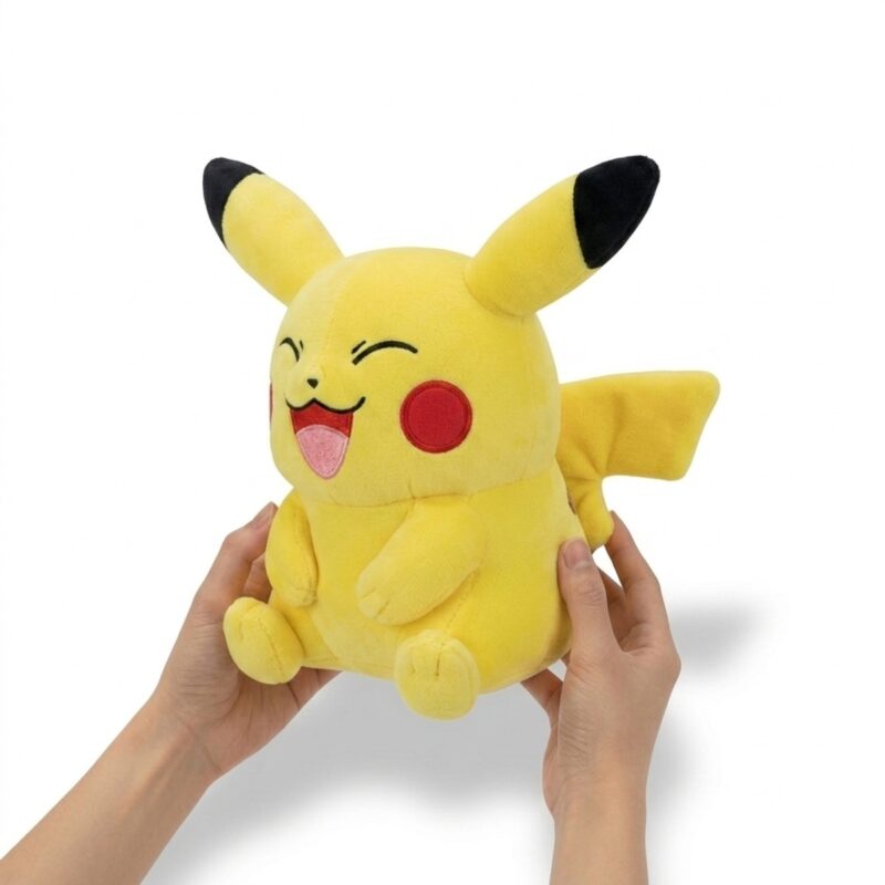 Peluche Pikachu risueño sostenido en la mano
