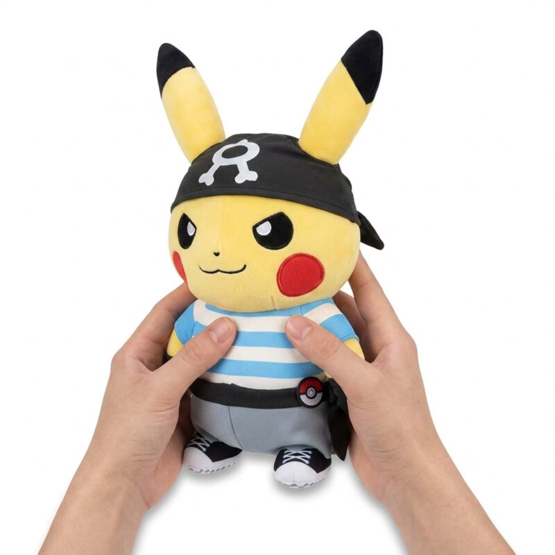 Peluche Pikachu Team Aqua sostenido en las manos