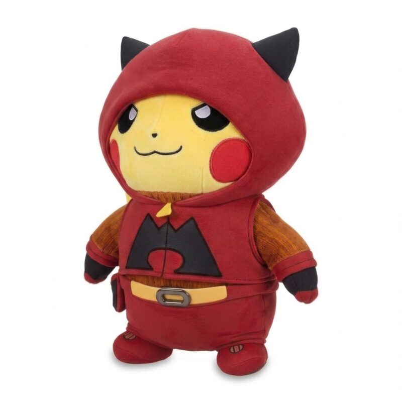 Pikachu Team Magma Peluche vista de tres cuartos