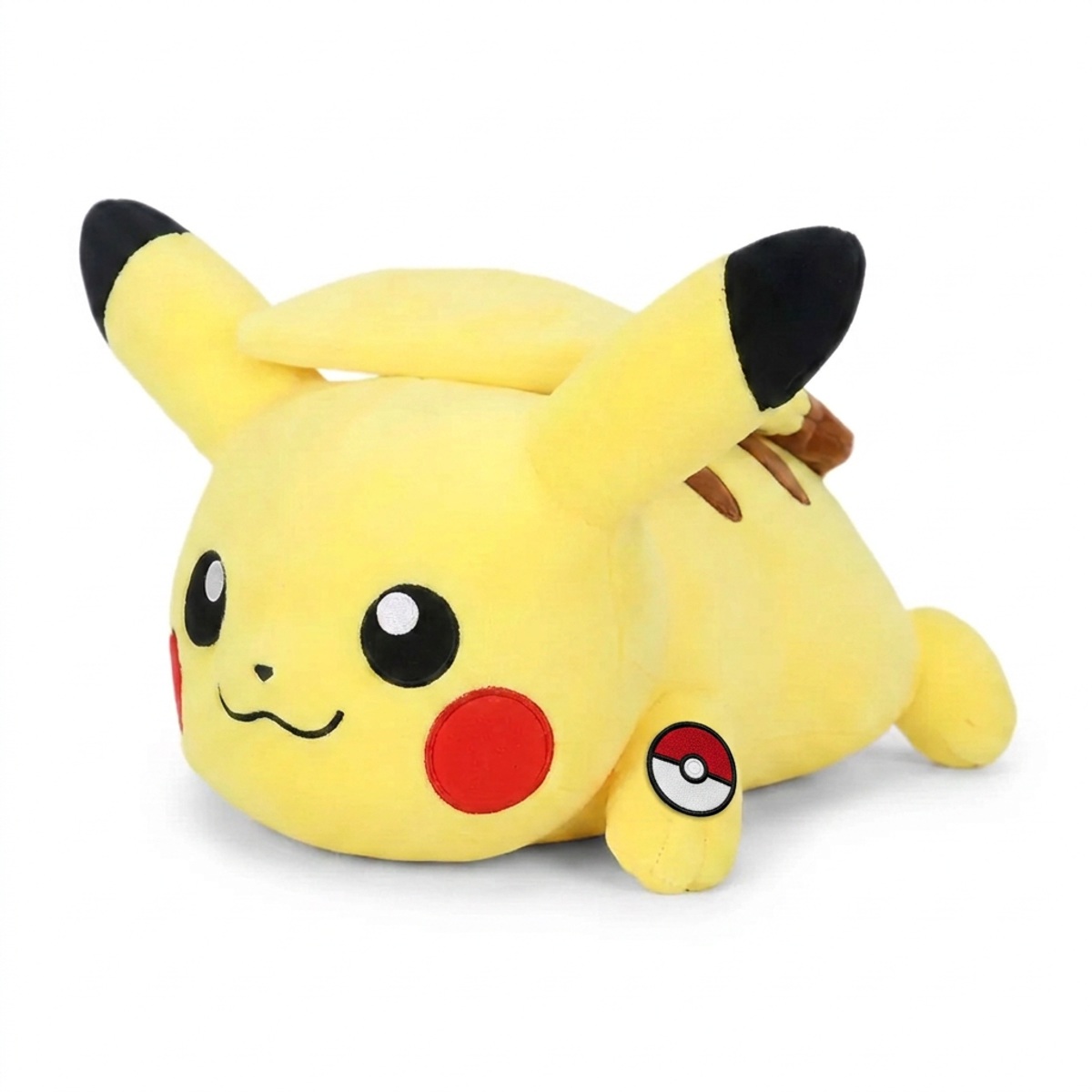 Pikachu Peluche con insignia que prueba la autenticidad del producto.