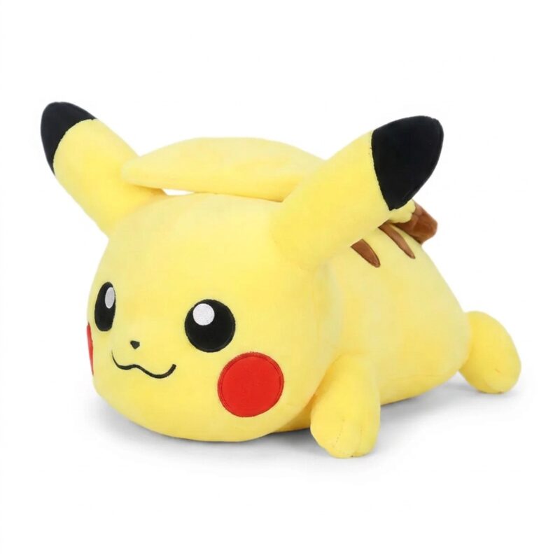 Peluche Pikachu Tumbado vista de tres cuartos