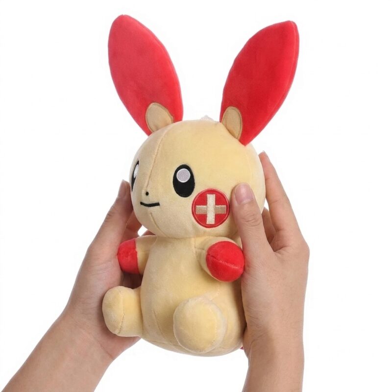 Plusle Peluche tenue en las manos