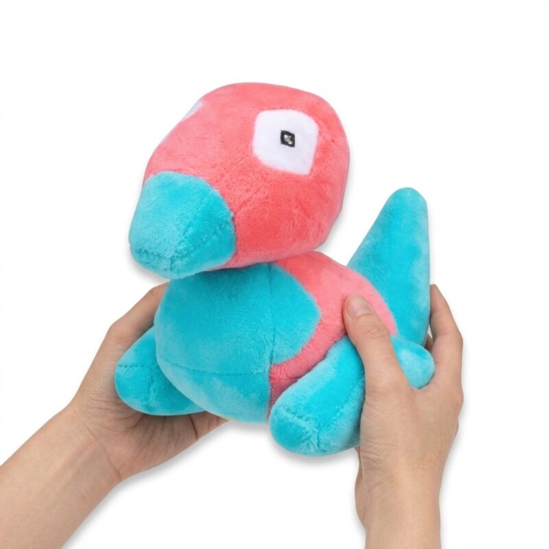 Porygon Peluche sostenida en las manos