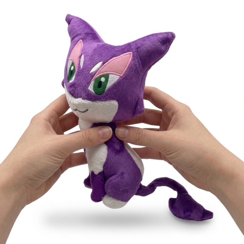 Purrloin Peluche sostenida en las manos