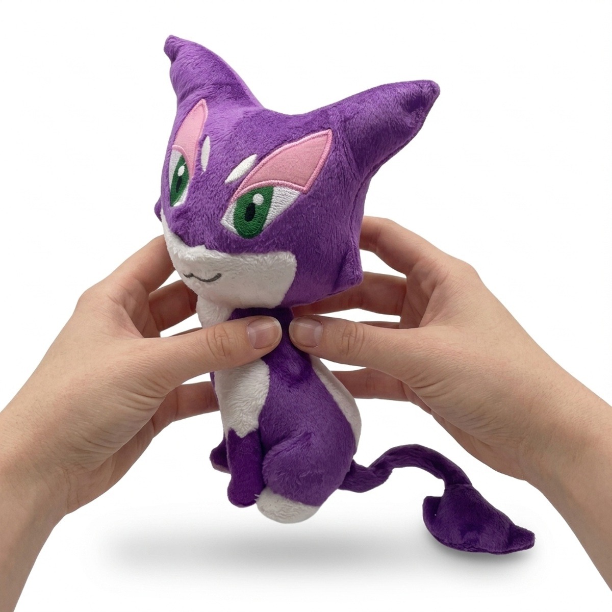Purrloin Peluche sostenida en las manos