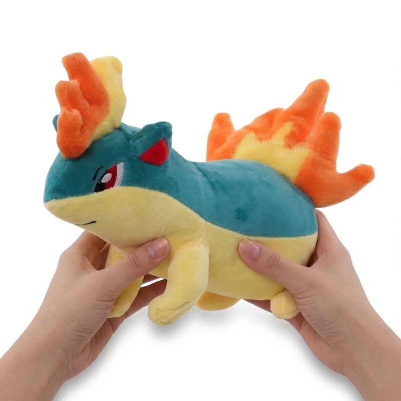 Quilava Peluche sostenida en las manos