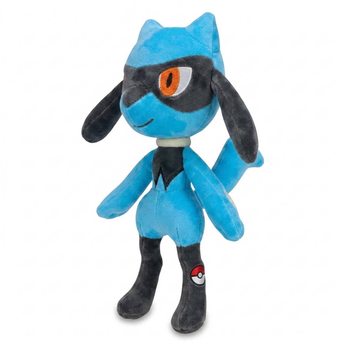 Riolu Peluche con insignia que prueba la autenticidad del producto.