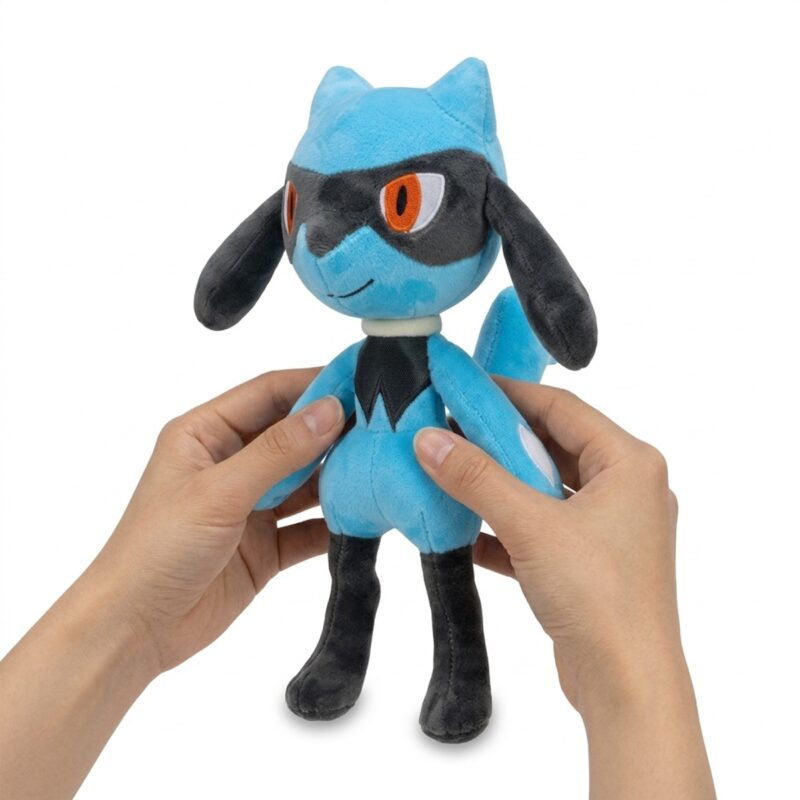 Riolu Peluche sostenida en las manos