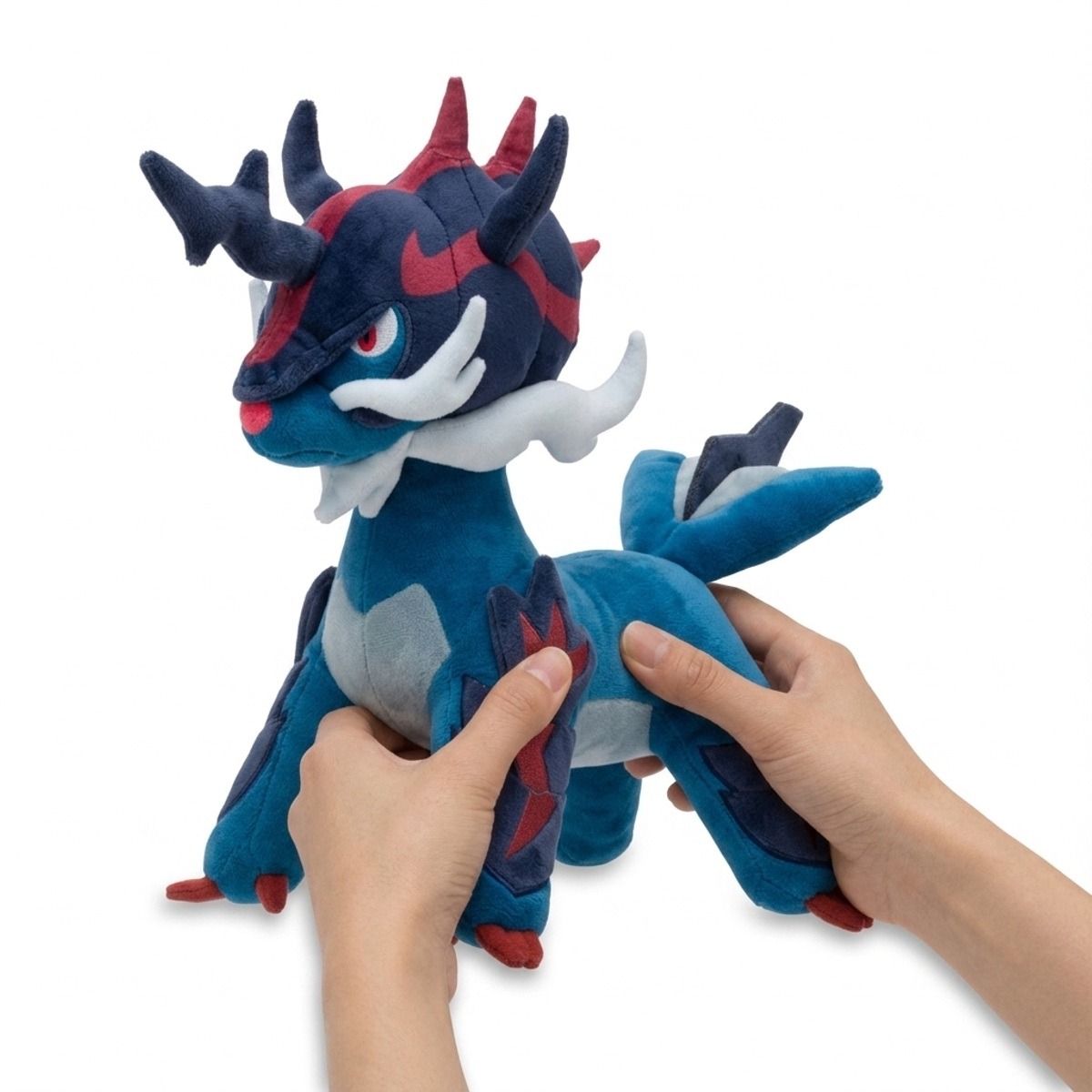 Samurott Peluche sostenido en las manos